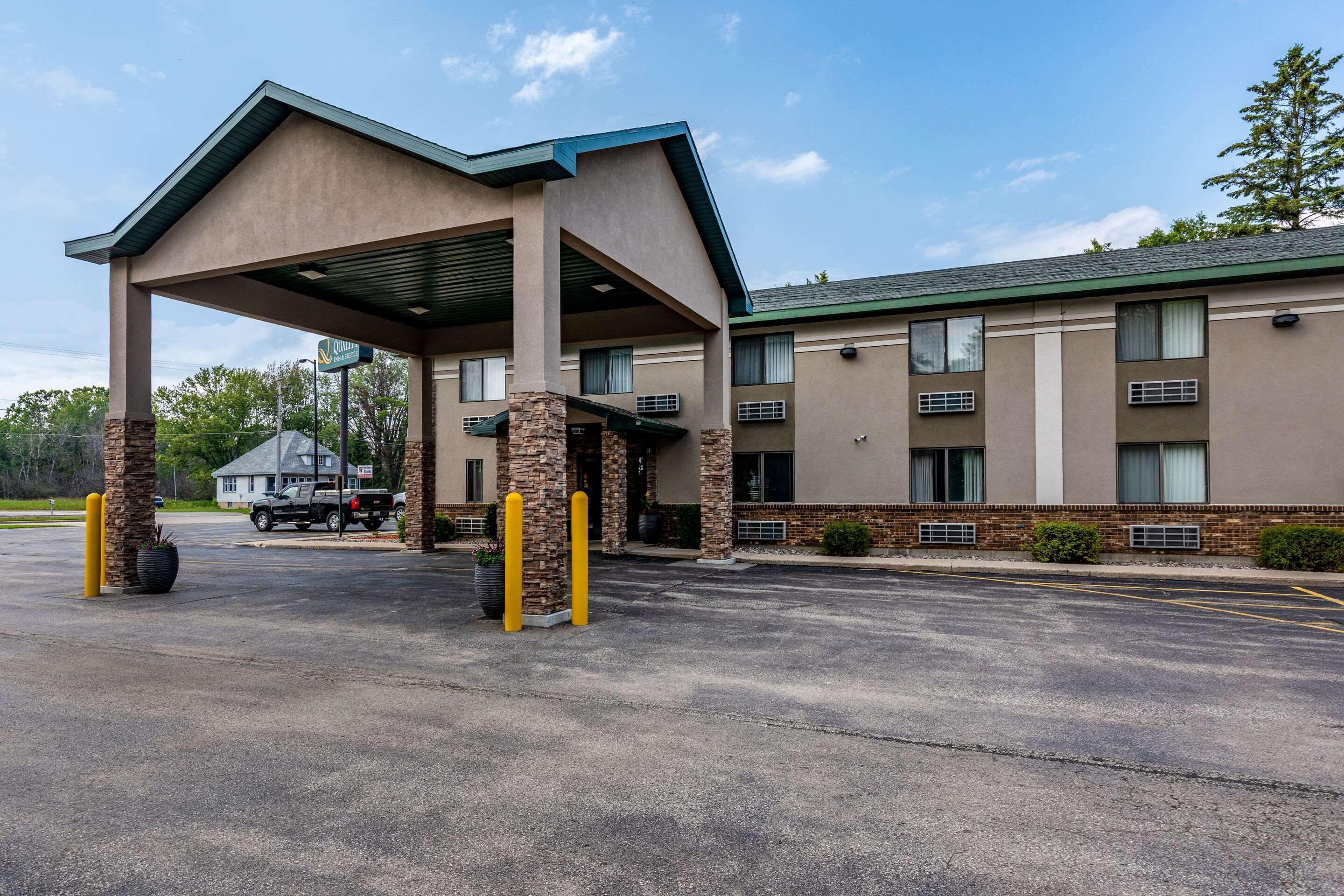 Quality Inn & Suites Marinette Exteriör bild