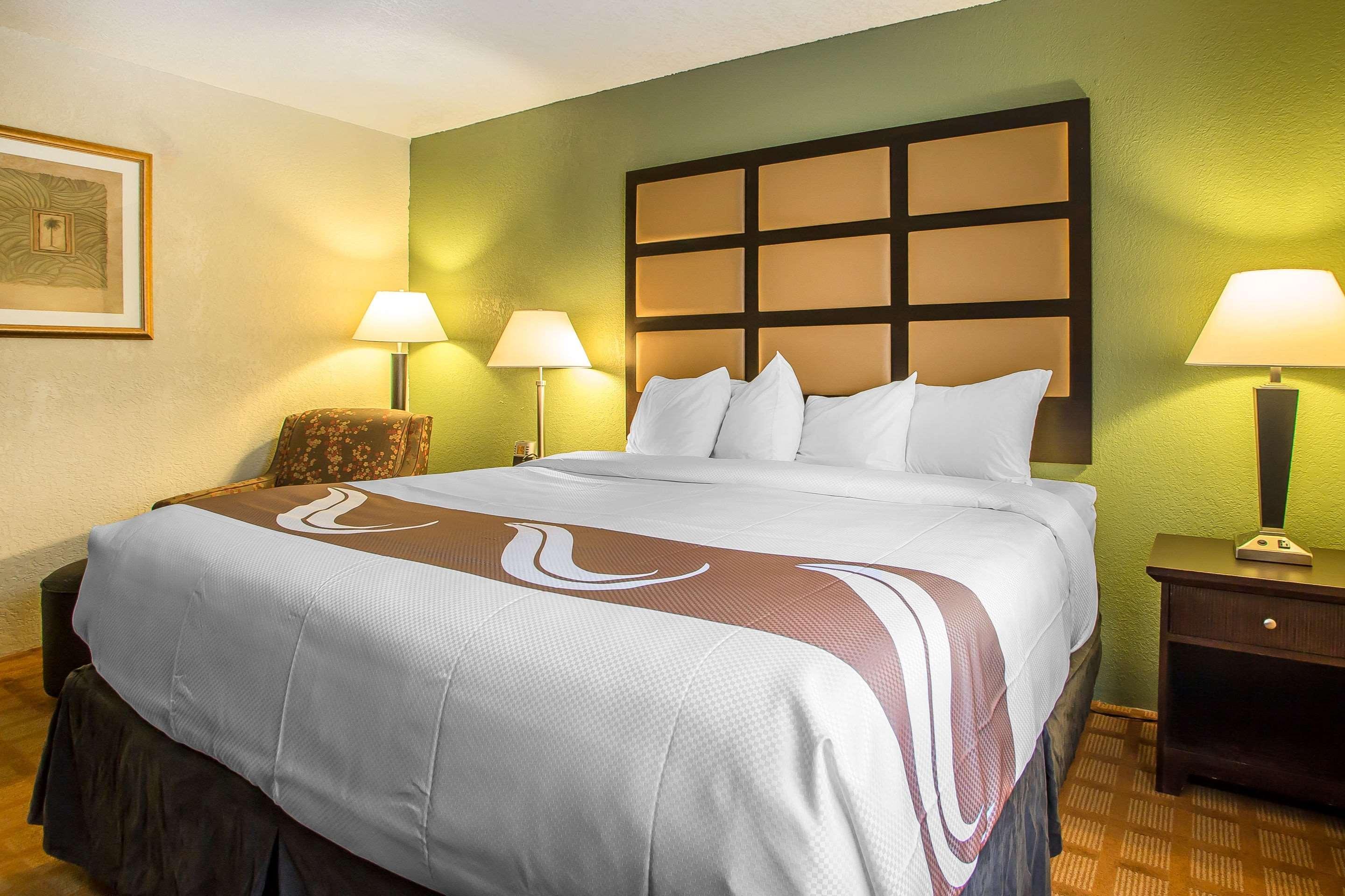 Quality Inn & Suites Marinette Exteriör bild