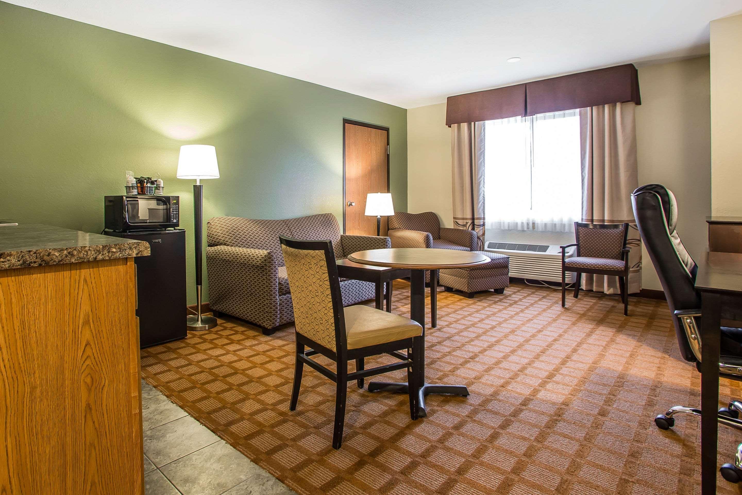 Quality Inn & Suites Marinette Exteriör bild