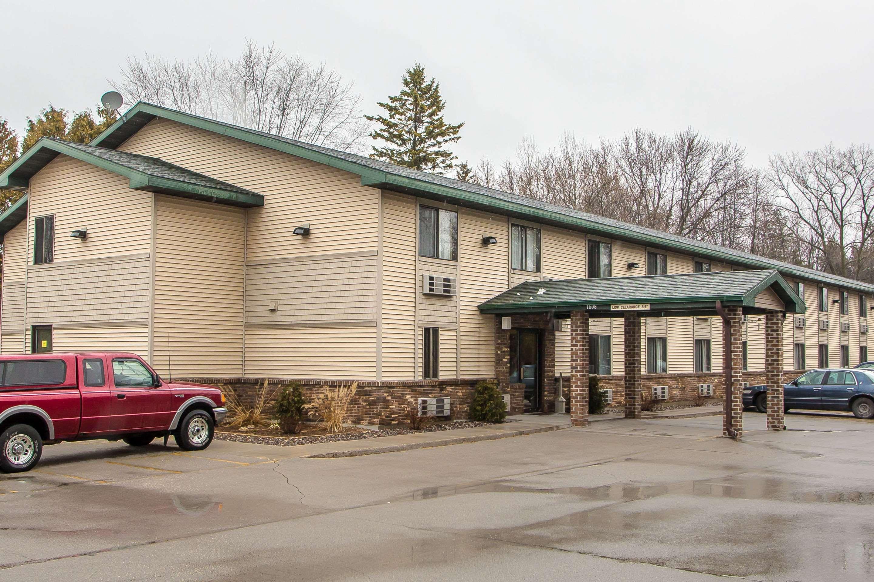 Quality Inn & Suites Marinette Exteriör bild