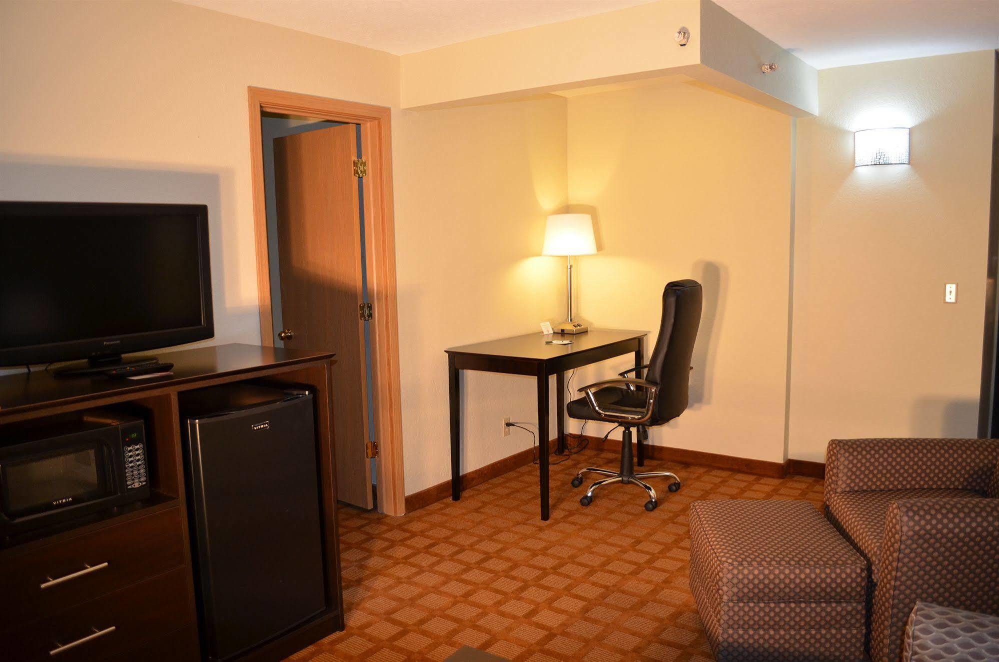 Quality Inn & Suites Marinette Exteriör bild